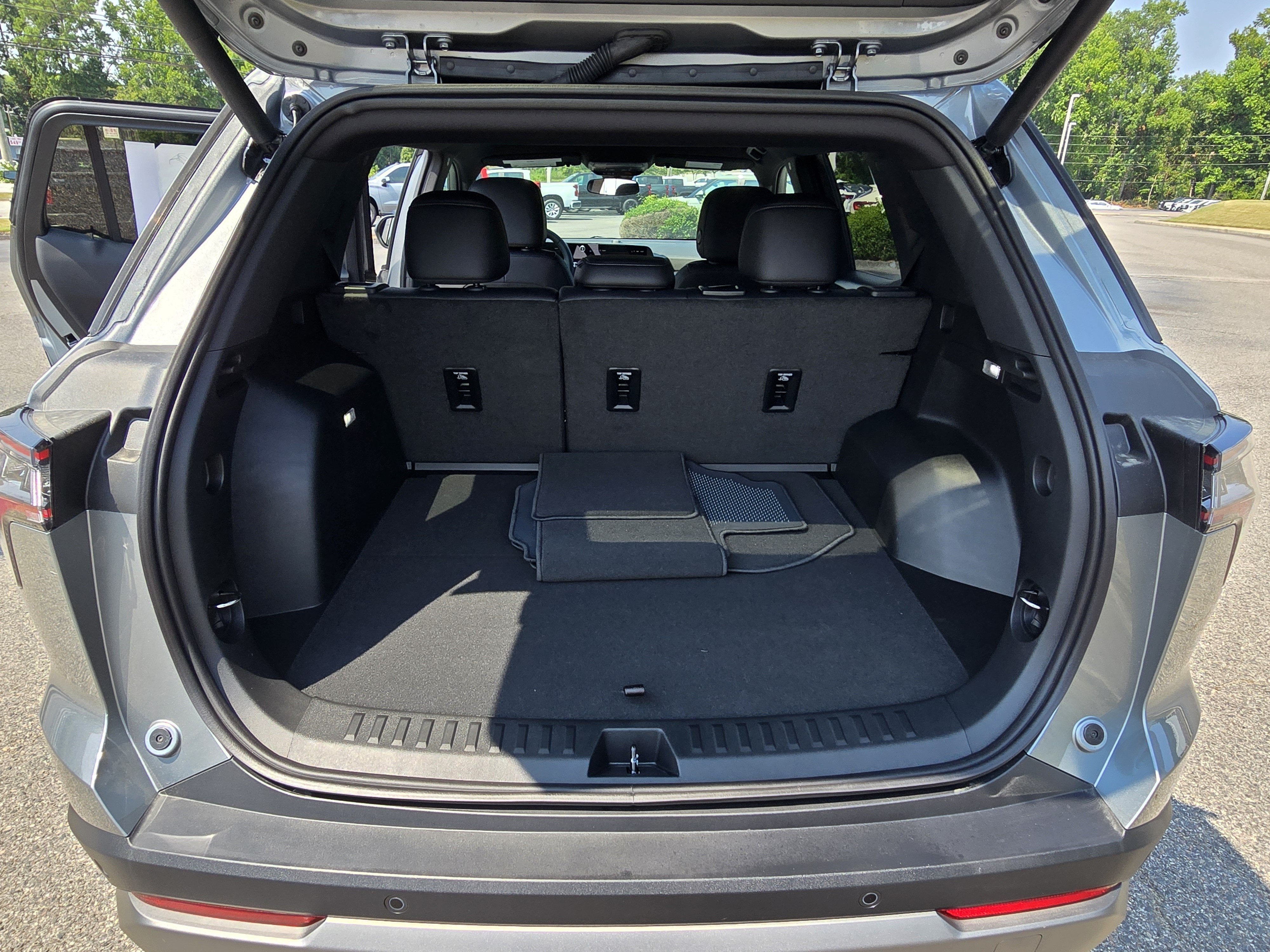 2027 Chevrolet Equinox LT - Photo 11