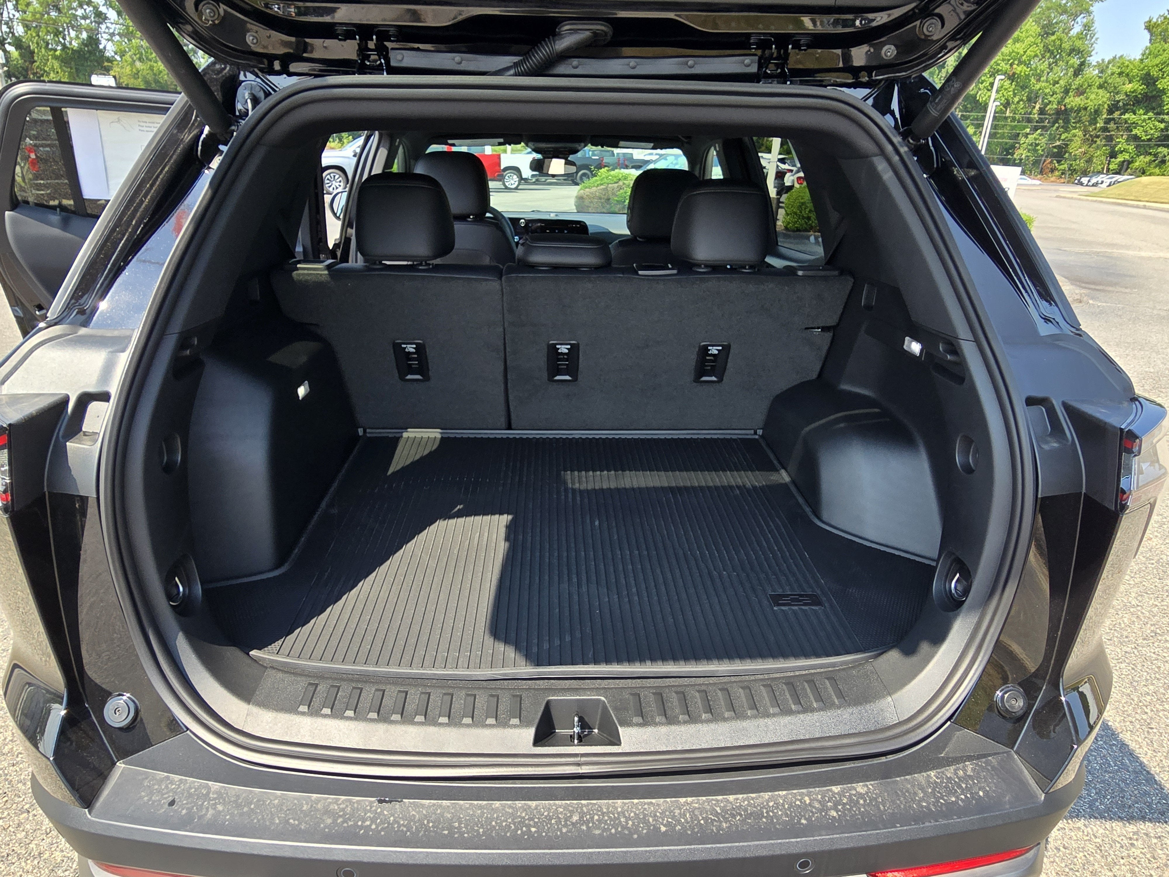 2027 Chevrolet Equinox LT - Photo 11