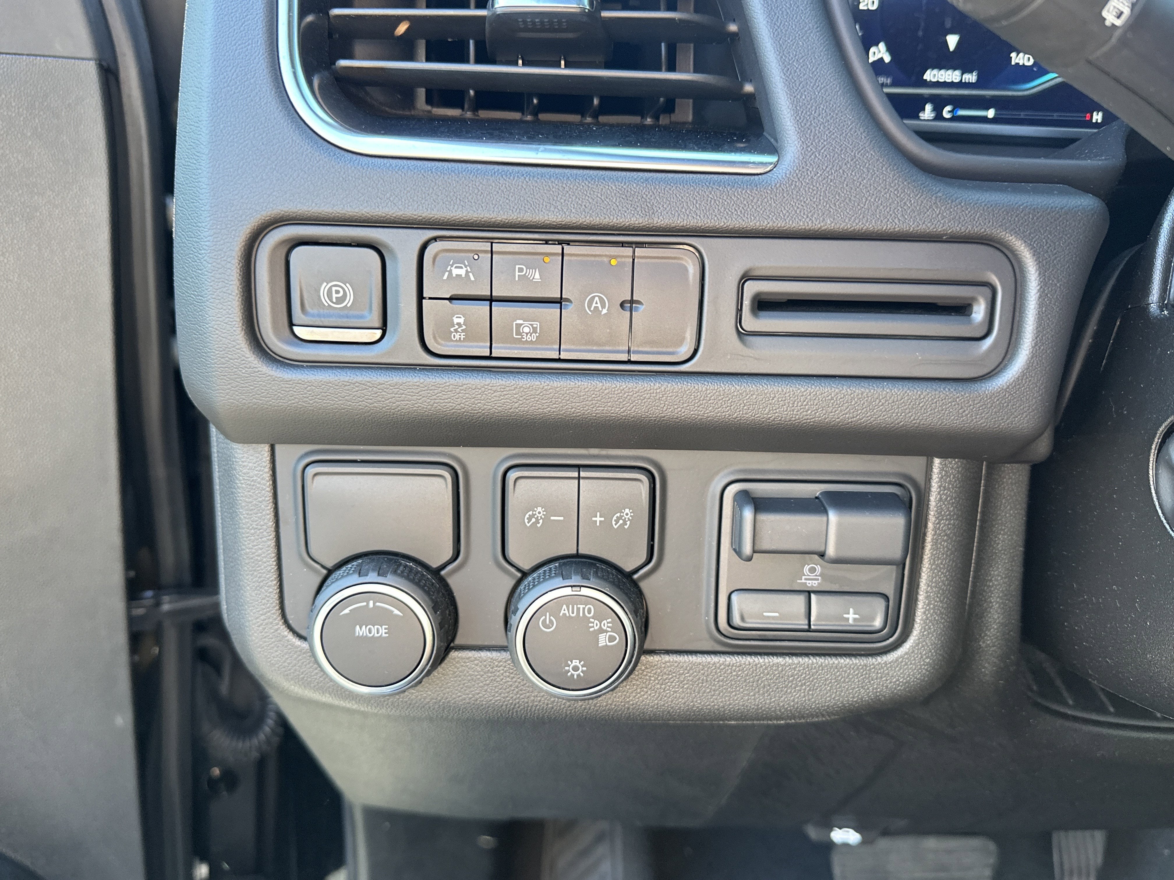 2024 Chevrolet Suburban RST