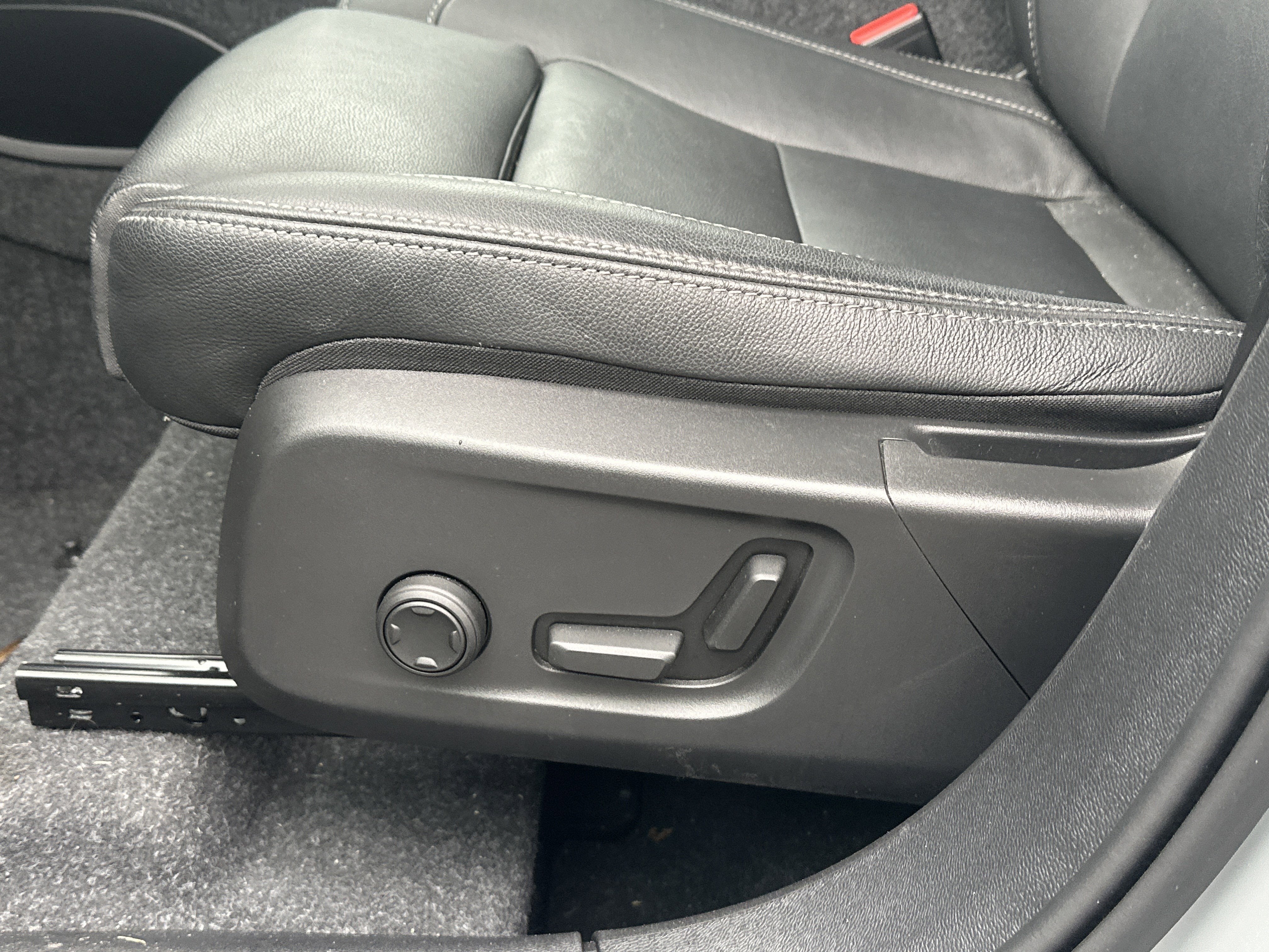 2025 Volvo XC40 Ultra Dark Theme