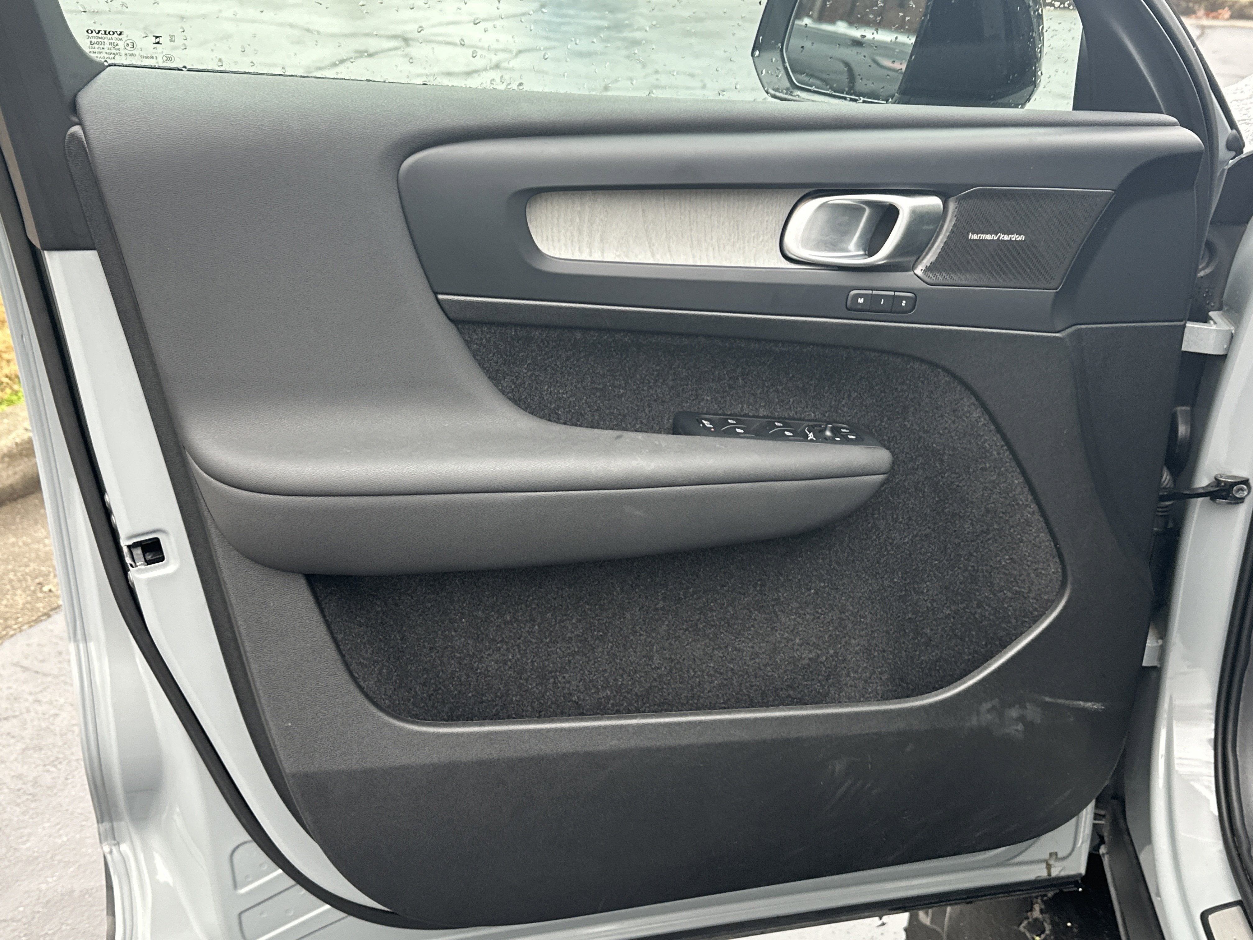 2025 Volvo XC40 Ultra Dark Theme