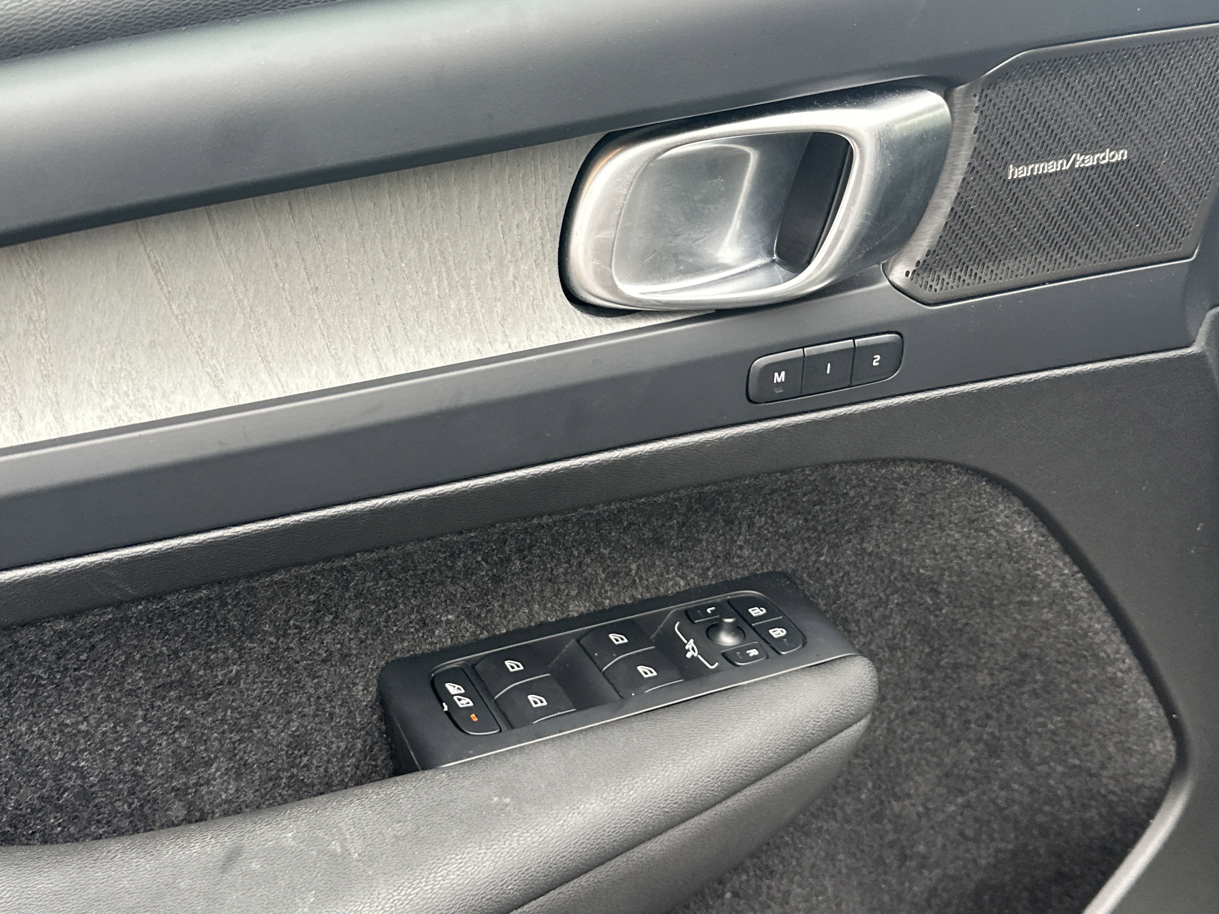 2025 Volvo XC40 Ultra Dark Theme