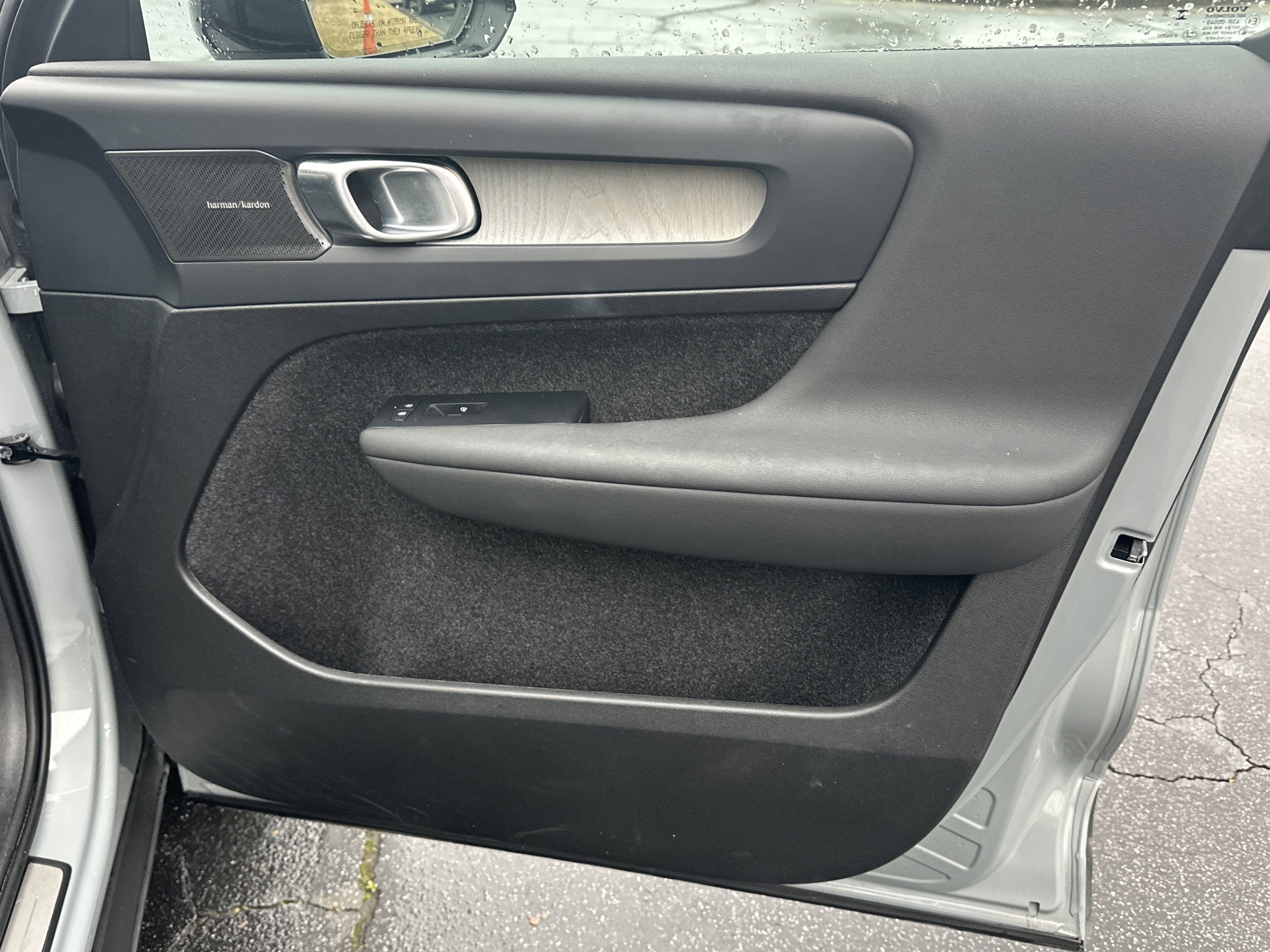 2025 Volvo XC40 Ultra Dark Theme