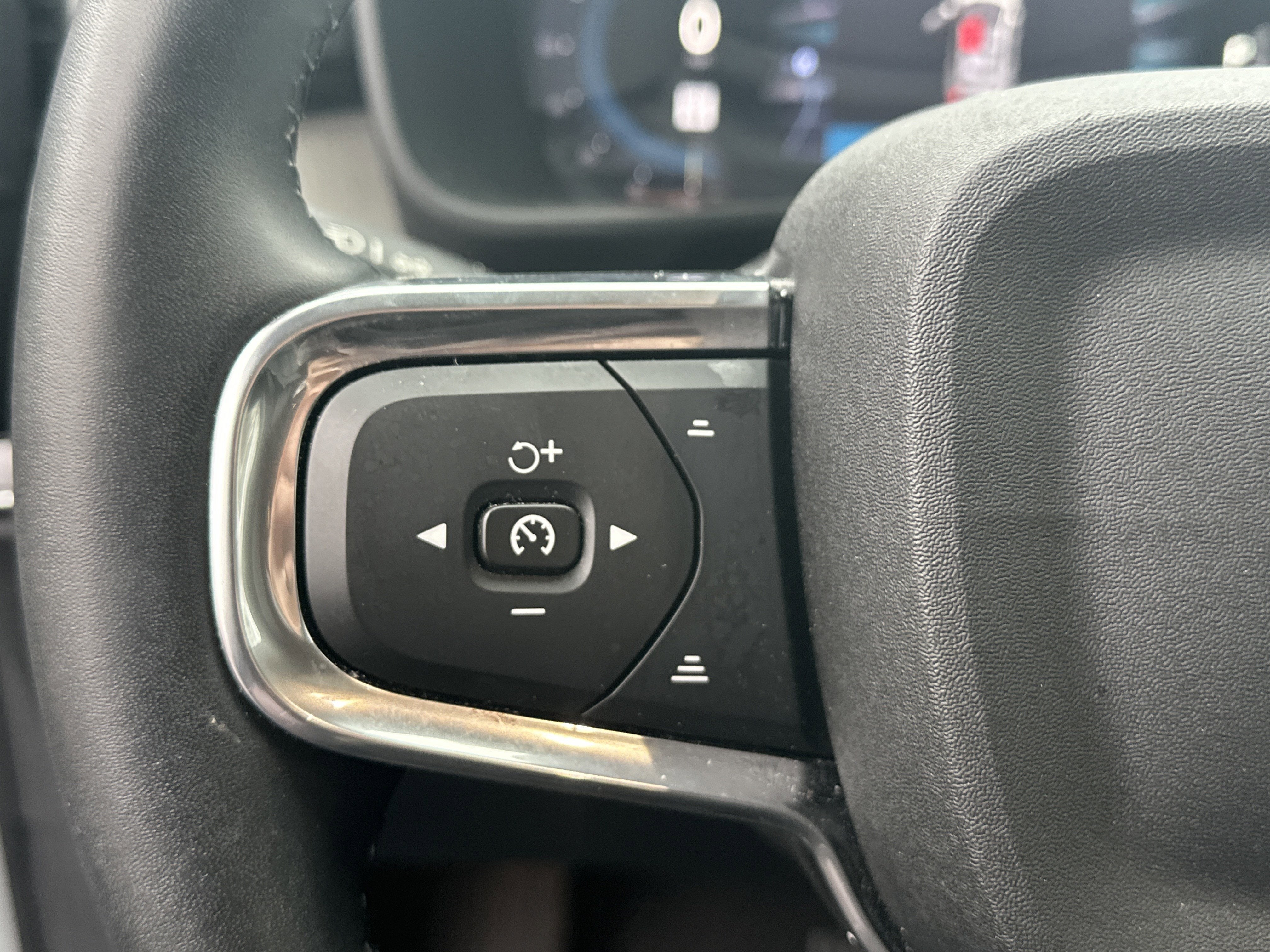 2025 Volvo XC40 Ultra Dark Theme