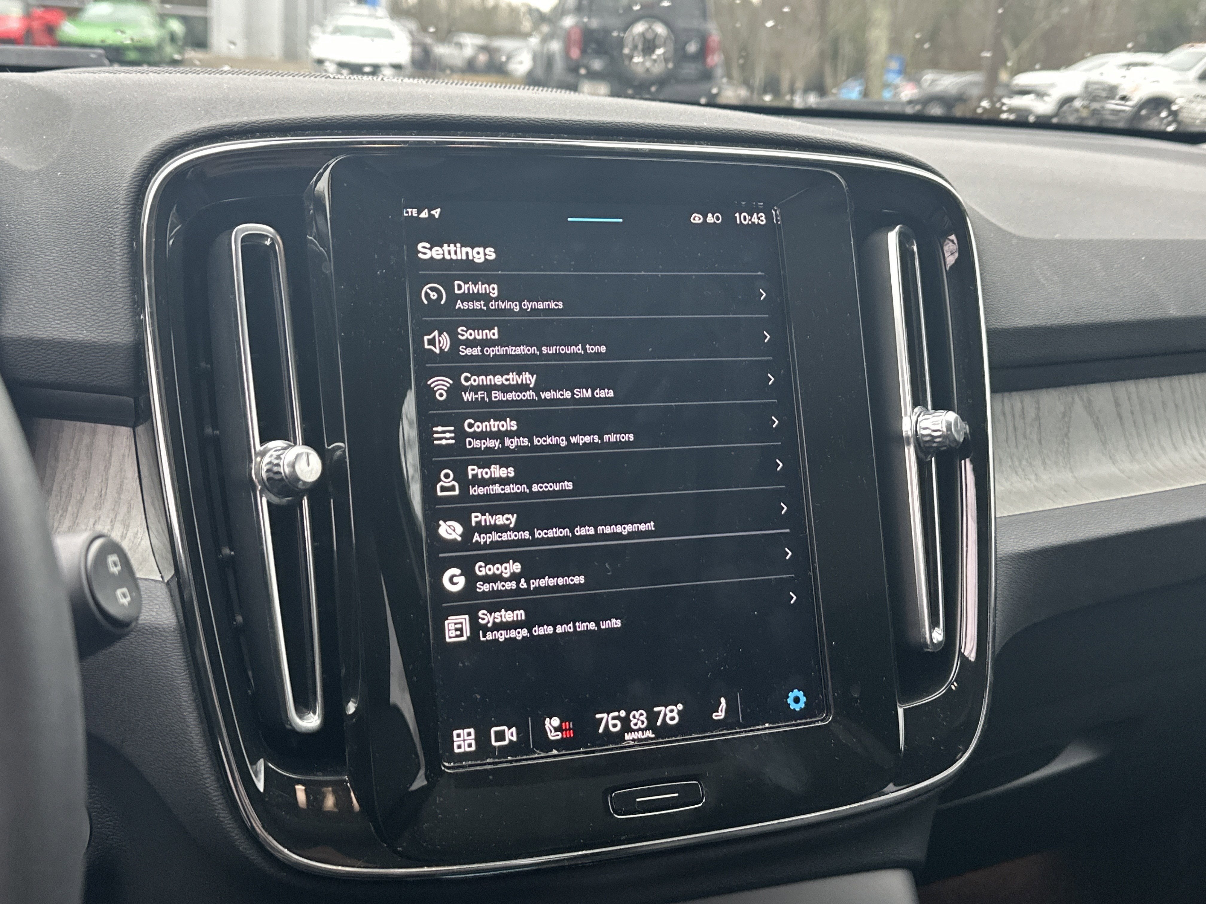 2025 Volvo XC40 Ultra Dark Theme