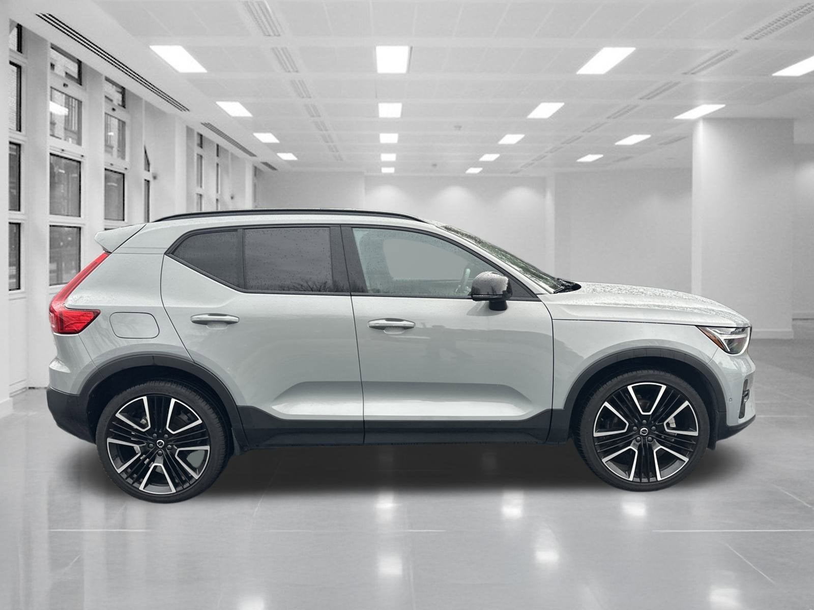 2025 Volvo XC40 Ultra Dark Theme